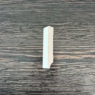 Eindstuk MDF Rechte plint 12x70 RAL9010 Rechts